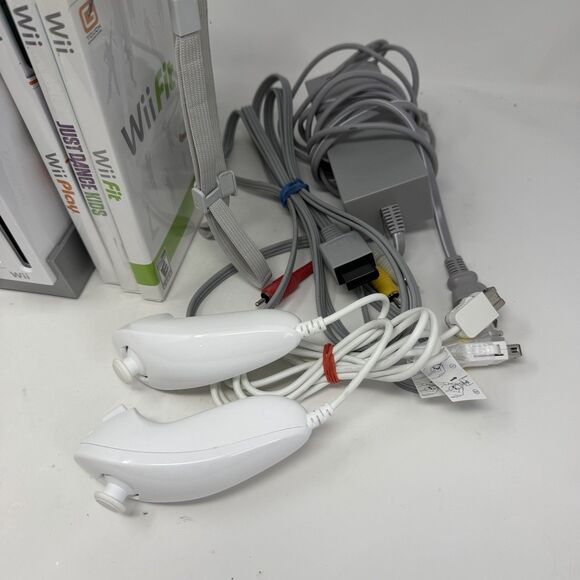 Nintendo Wii RVL-001 Console Gamecube W/ 2 Controller, 2 NunChuck & Games - Picture 4 of 5